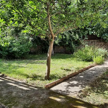 Дом отдыха Maison De Avec Terrasse Et Jardin *